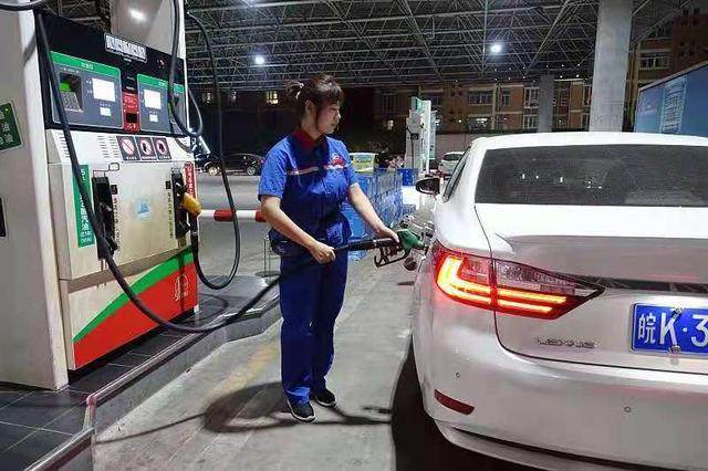 226%,国内成品汽油,柴油预计下调181元/吨,加油站零售限价将降价0.